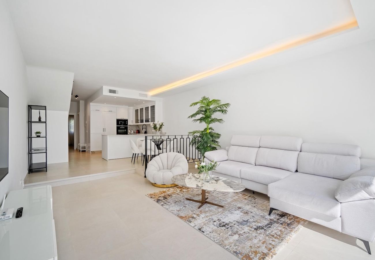 Byhus i Nueva andalucia - Aurora Townhouse
