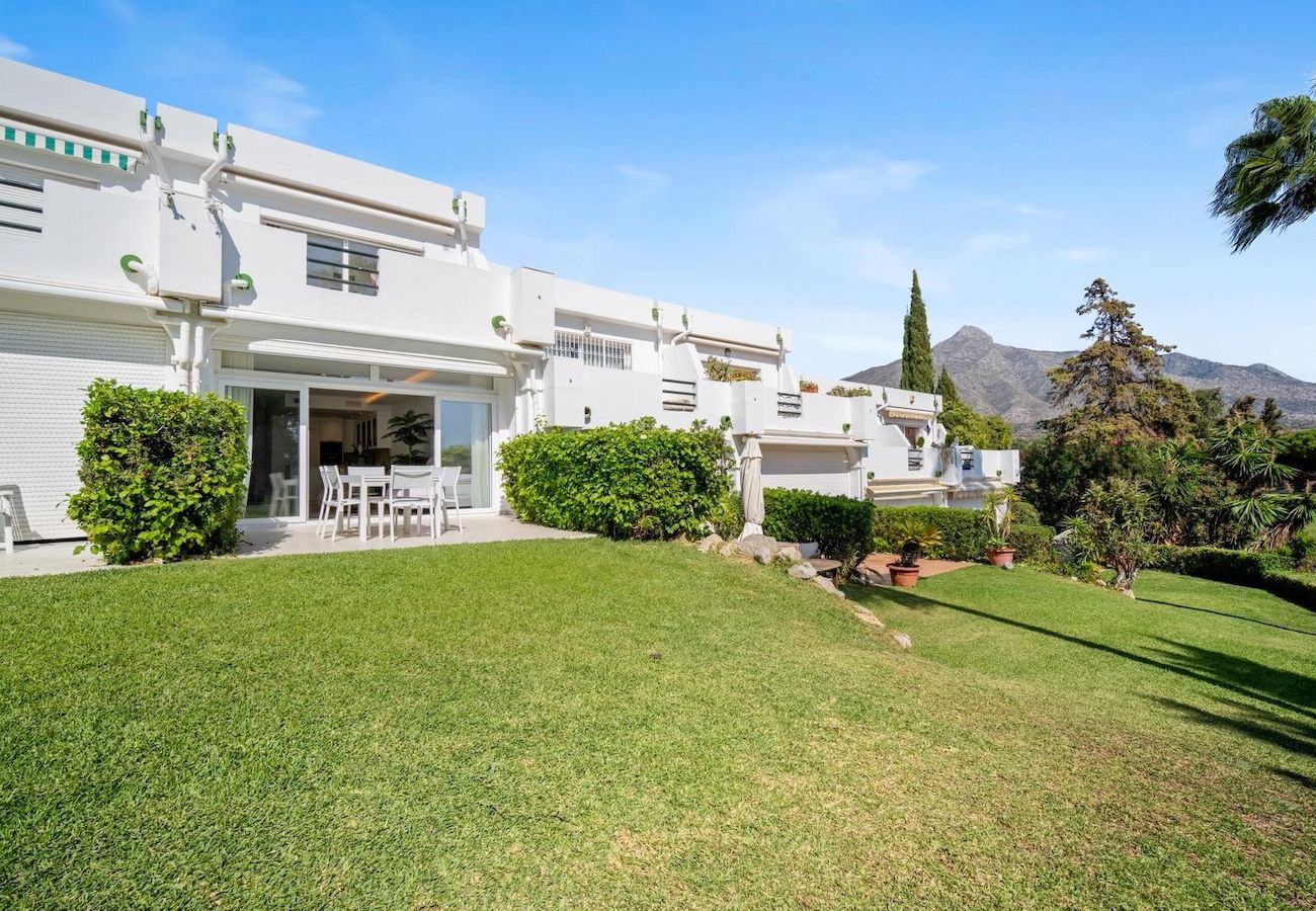 Byhus i Nueva andalucia - Aurora Townhouse