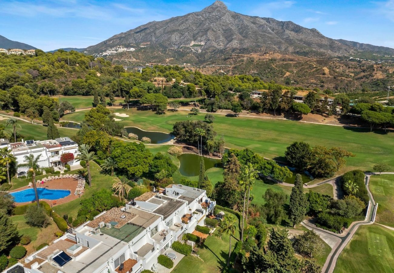 Byhus i Nueva andalucia - Aurora Townhouse