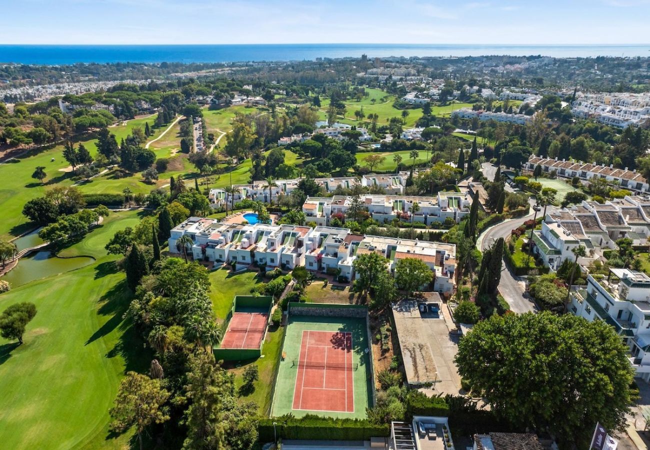 Byhus i Nueva andalucia - Aurora Townhouse
