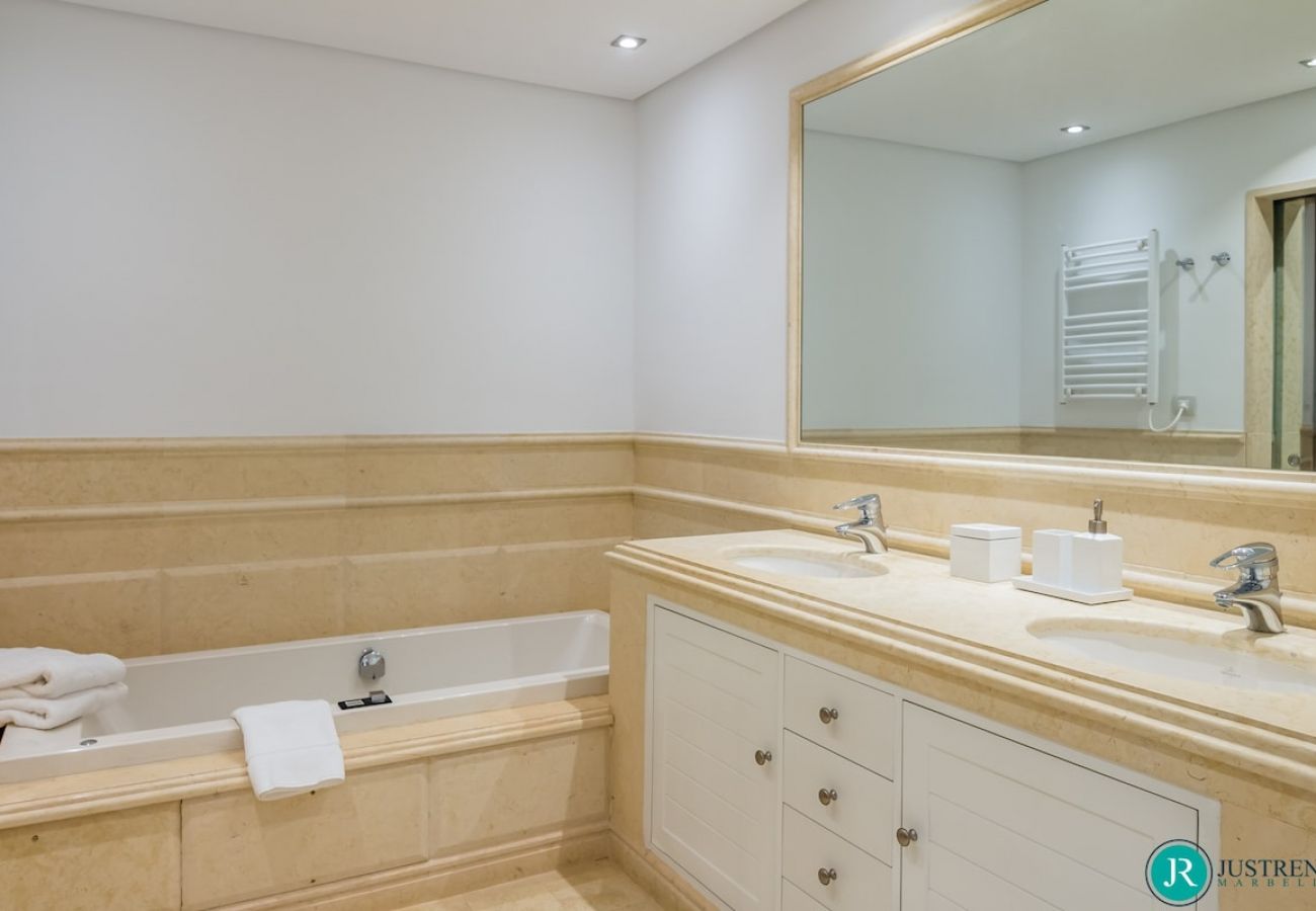 Apartment in Estepona - Penthouse Granados del Mar
